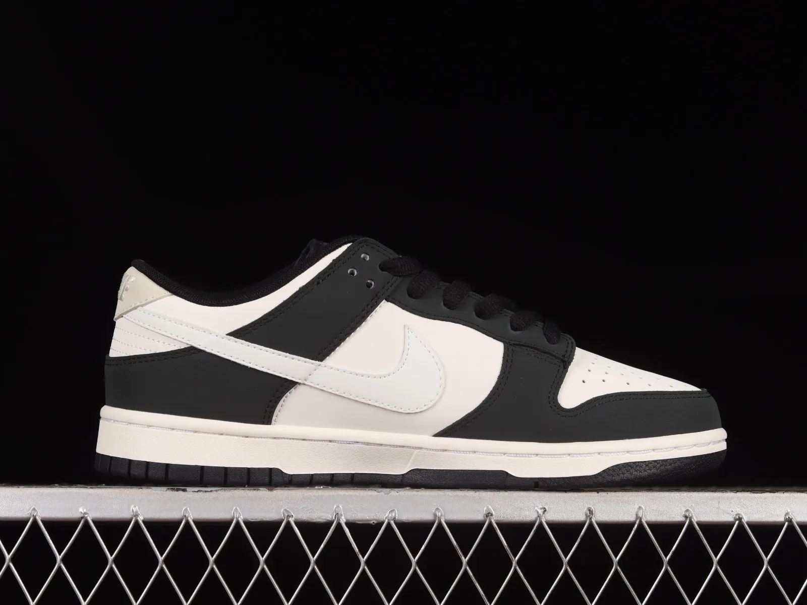 Otomo Katsuhiro x Nike SB Dunk Low Steamboy OST Black White GU6396-001